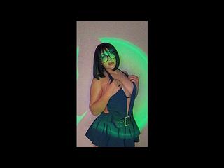 Mira cómo me bajo la blusa y muestro mis tetas grandes