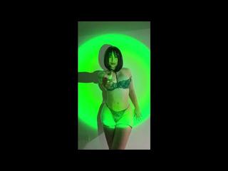 Chica de curvas pronunciadas con encaje verde, pechos grandes y suaves, sacudiendo su enorme culo